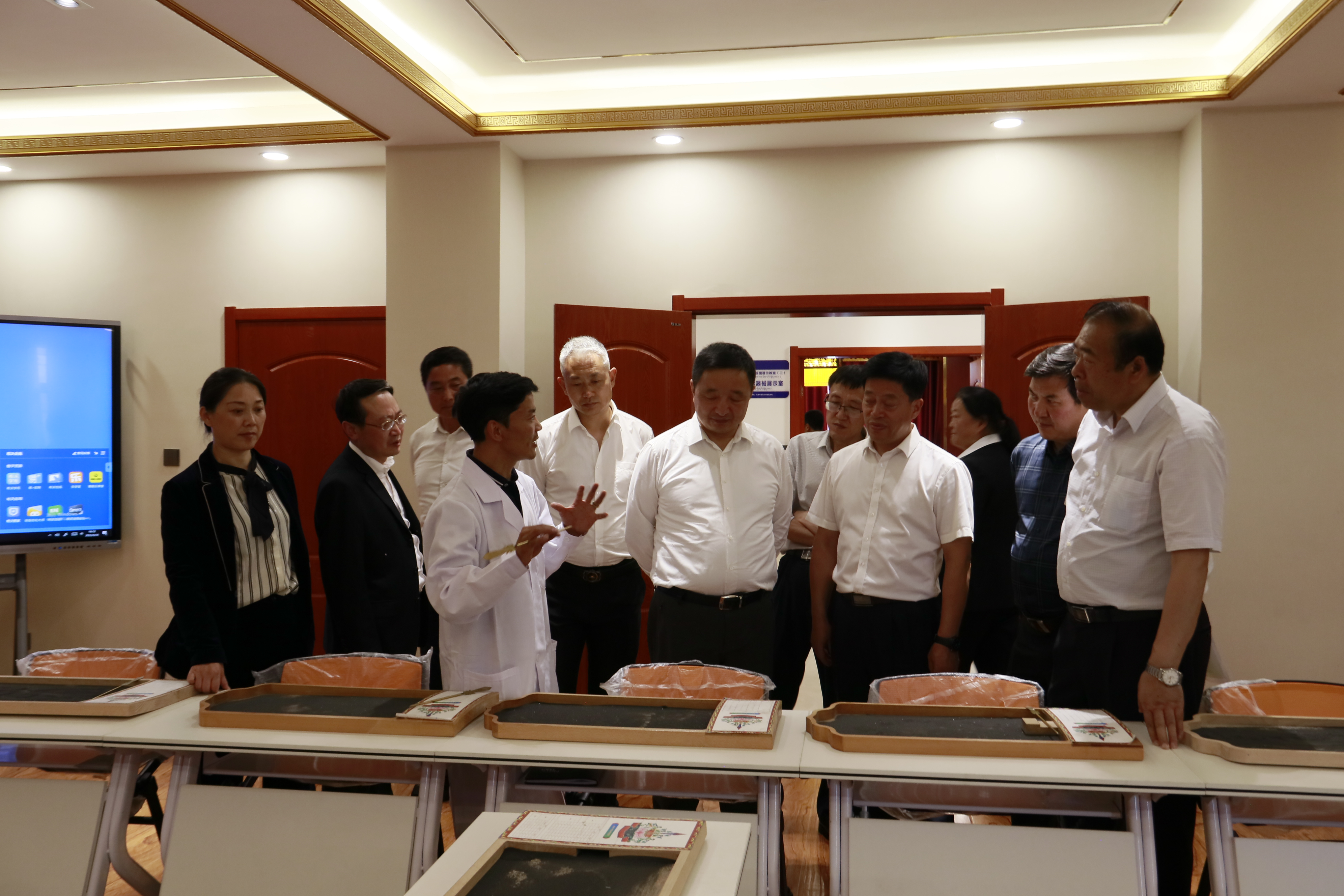 州委副书记、州长杨武陪同永利yl董事长赵继荣一行在公司、...